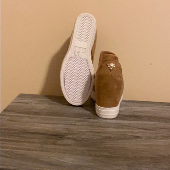 Shoes - Picture 5 of 6